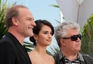 (L-R) Actor Lluis Homar, actress Penelope Cruz and director Pedro Almodovar at the photo call of "Broken Embraces" at the 62nd Cannes Film Festival in Cannes
