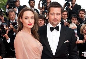 (L-R) Actress Angelina Jolie and actor Brad Pitt arrive at the premiere of "Inglorious Basterds" at the 62nd Cannes Film Festival in Cannes.